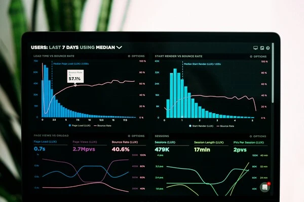 Dashboard administrativo moderno com gráficos de indicadores turísticos, estatísticas de visitação e dados econômicos em tela de laptop