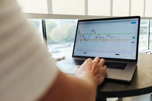 Dashboard com gráficos mostrando crescimento de indicadores turísticos, visitação e engajamento em tempo real